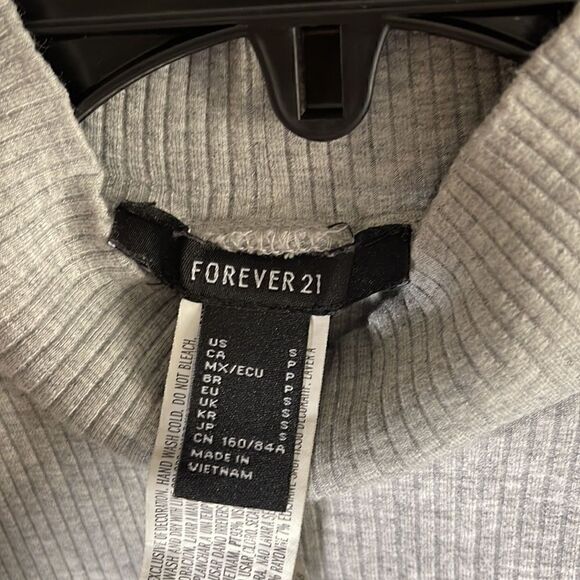 Forever 21 gray turtle neck adjustable crop top - Picture 5 of 5